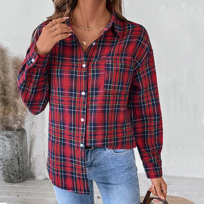 Donna con camicia a quadri rossa e blu, jeans chiari, collana dorata. Moda casual autunnale, stile urbano, abbigliamento femminile trendy.