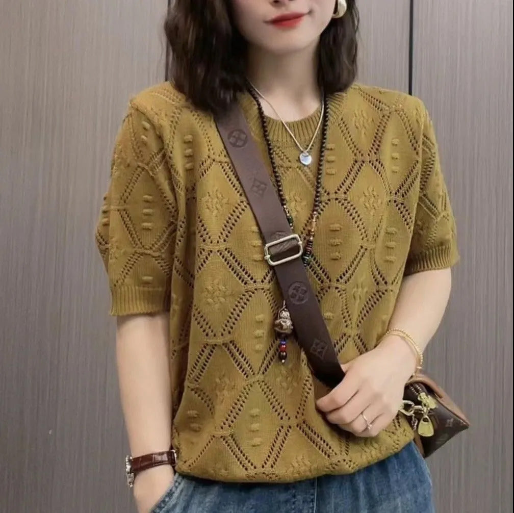 Donna con maglia traforata gialla, borsa a tracolla marrone, jeans. Stile casual, moda femminile, accessori eleganti.