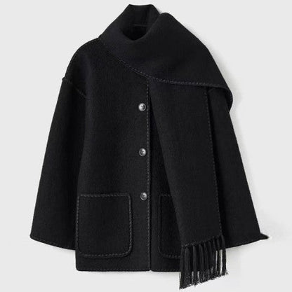 Cappotto Lungo Invernale da Donna con Sciarpa Integrata e Chiusura a Bottoni