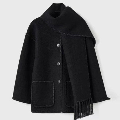 Cappotto Lungo Invernale da Donna con Sciarpa Integrata e Chiusura a Bottoni