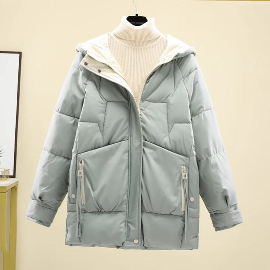 Giacca invernale imbottita grigia con cappuccio, chiusura a zip, tasche frontali e interno bianco. Elegante e calda, ideale per l'inverno.