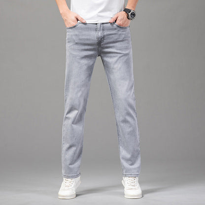 Jeans grigi da uomo, vestibilità regolare, indossati con scarpe bianche e maglietta bianca. Stile casual, moda maschile, abbigliamento quotidiano.