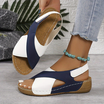 Sandali estivi donna blu e bianchi, suola in sughero, indossati con jeans. Accessorio cavigliera turchese. Moda casual, calzature comode.