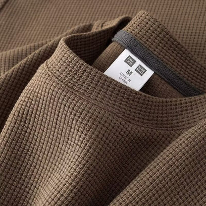 Maglia termica marrone a trama waffle, taglia M, etichetta "Made in China". Tessuto caldo e confortevole, ideale per l'inverno.