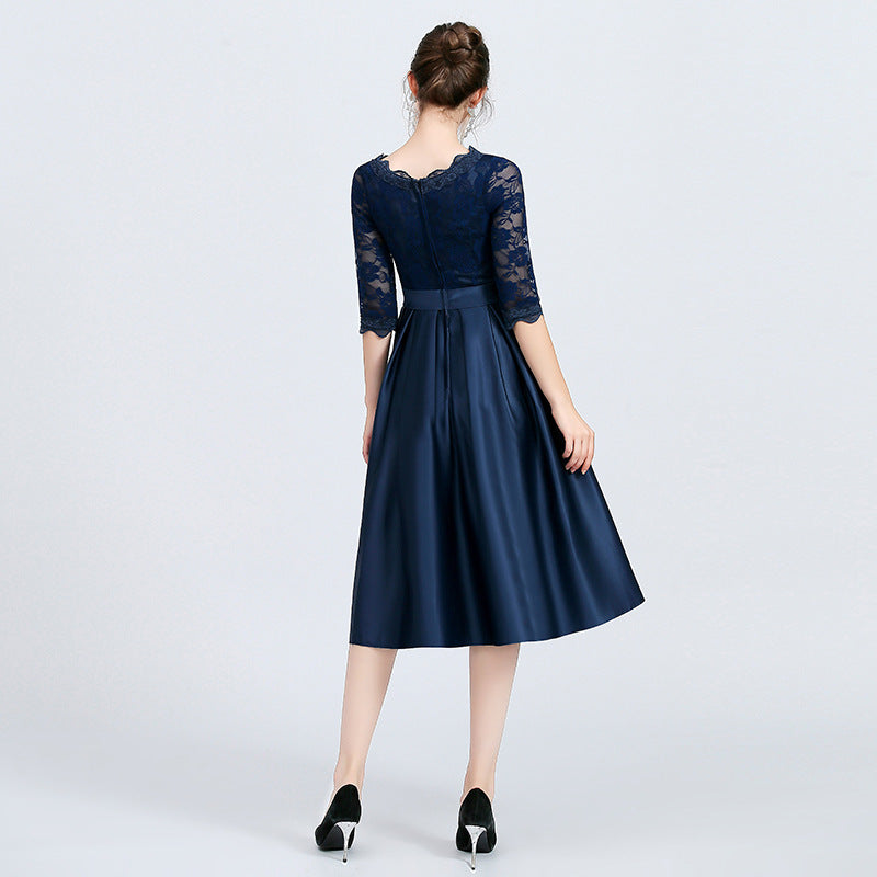 Donna in abito blu elegante in raso e pizzo, lunghezza al ginocchio, maniche a tre quarti, vista posteriore. Moda femminile, abbigliamento da sera.