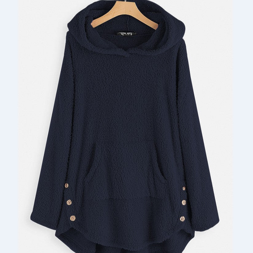 Felpa con cappuccio blu scuro, tessuto morbido, bottoni decorativi, tasche frontali, appesa su gruccia di legno. Moda casual, abbigliamento autunnale.