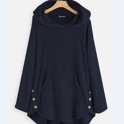 Felpa con cappuccio blu scuro, tessuto morbido, bottoni decorativi, tasche frontali, appesa su gruccia di legno. Moda casual, abbigliamento autunnale.