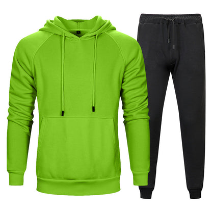 Tuta sportiva uomo: felpa verde con cappuccio e pantaloni neri. Abbigliamento casual, comodo e moderno per attività sportive e tempo libero.
