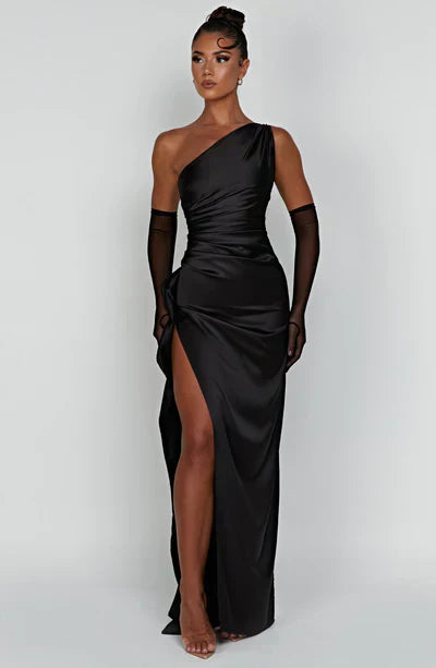 Donna in abito da sera nero monospalla con spacco alto e guanti trasparenti. Eleganza, moda femminile, abbigliamento da cerimonia.