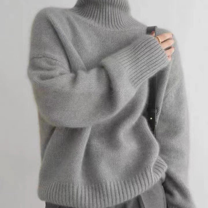 Maglione grigio a collo alto in lana morbida, stile casual, maniche lunghe, perfetto per l'inverno. Moda donna, abbigliamento caldo ed elegante.