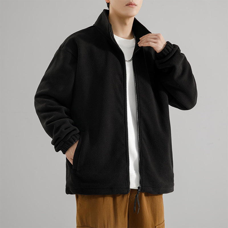 Giacca nera in pile da uomo, stile casual, con zip frontale e tasche laterali. Perfetta per l'autunno e l'inverno. Moda maschile moderna.