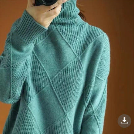 Maglione verde acqua a collo alto con motivo a rombi, tessuto a maglia spessa, moda autunno inverno, abbigliamento caldo e accogliente.