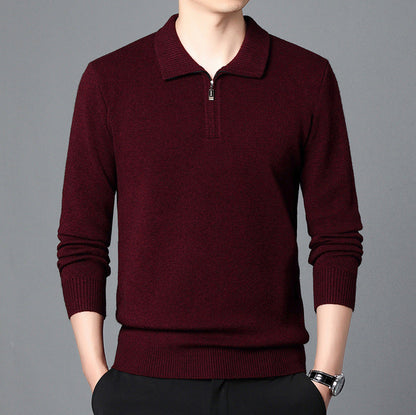 Maglione uomo bordeaux con zip, maniche lunghe, colletto polo, abbinato a pantaloni neri. Elegante abbigliamento autunnale casual.