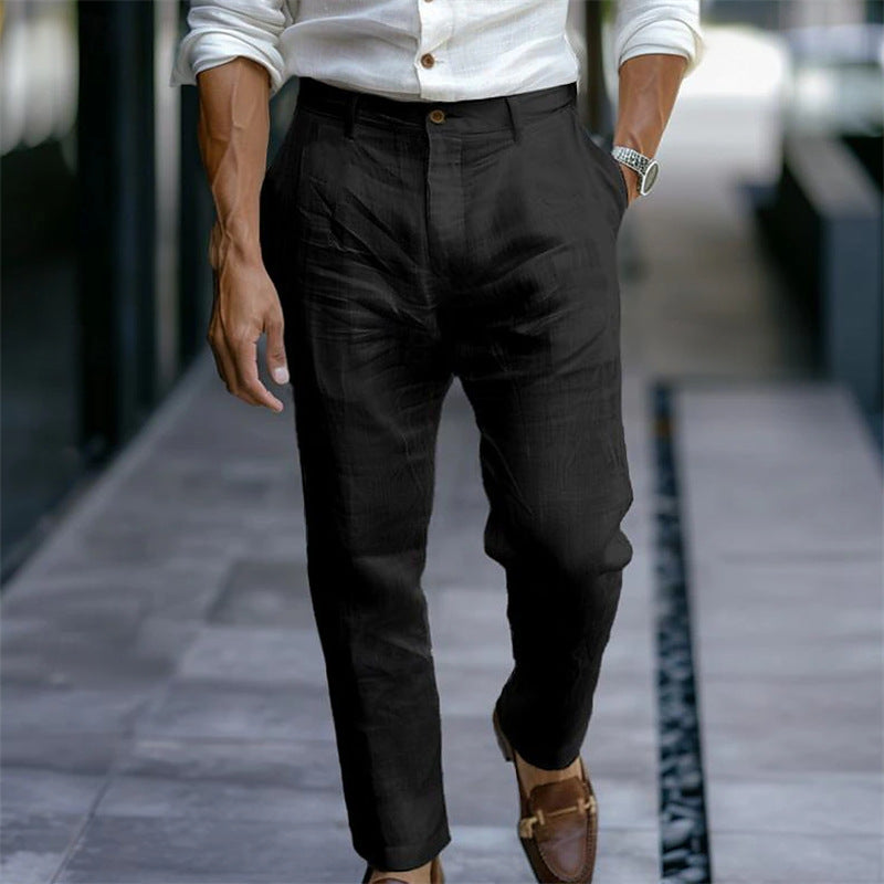 Uomo in camicia bianca e pantaloni neri eleganti, cammina su marciapiede. Moda maschile, abbigliamento casual chic, scarpe marroni.