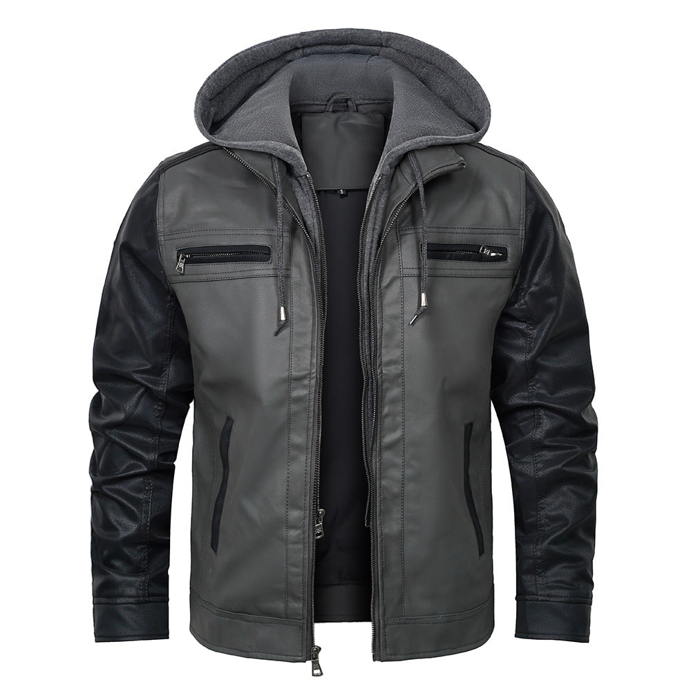 Giacca in pelle nera con cappuccio grigio, zip frontale, tasche multiple. Moda uomo, abbigliamento casual, giacca autunnale.
