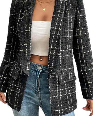 Giacca a quadri nera e bianca, indossata con top bianco e jeans. Moda donna, stile casual chic, abbigliamento autunnale elegante.