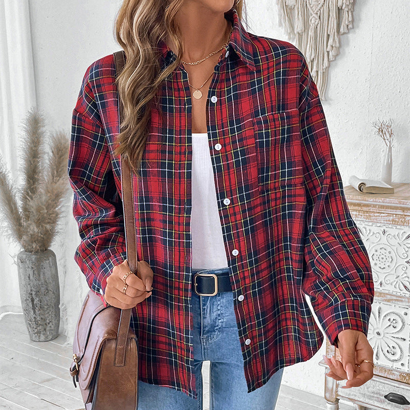 Donna con camicia a quadri rossa e blu, top bianco, jeans, borsa marrone. Stile casual autunnale, moda femminile, outfit trendy.