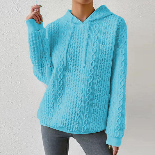 Felpa con cappuccio azzurra a maglia intrecciata, indossata da una persona, su sfondo bianco. Moda casual, abbigliamento autunnale, stile confortevole.