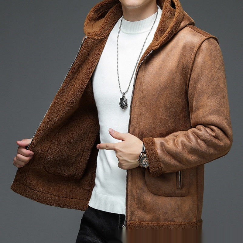 Giacca in pelle marrone con cappuccio, indossata su maglione bianco. Moda uomo autunno, stile casual elegante, dettagli in pelliccia sintetica.
