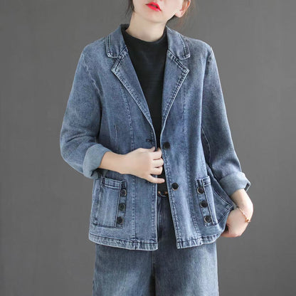 Giacca di jeans donna, stile casual, con bottoni neri e tasche frontali, abbinata a pantaloni denim. Moda autunnale, look urbano chic.
