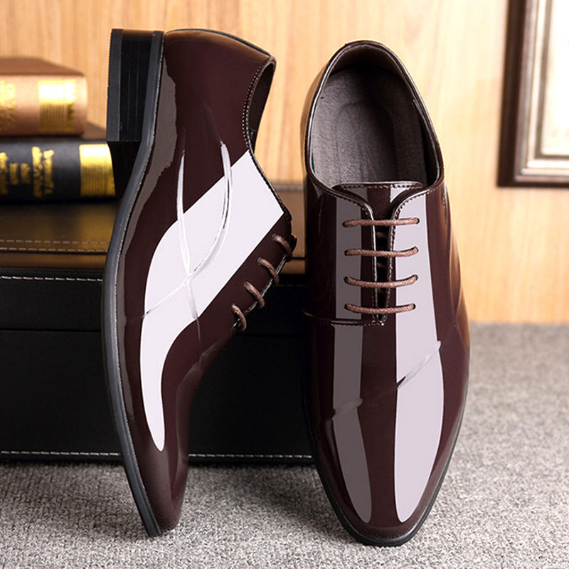Scarpe eleganti da uomo in pelle lucida marrone, con lacci, su sfondo di legno e libri. Scarpe formali, moda maschile, calzature di lusso.