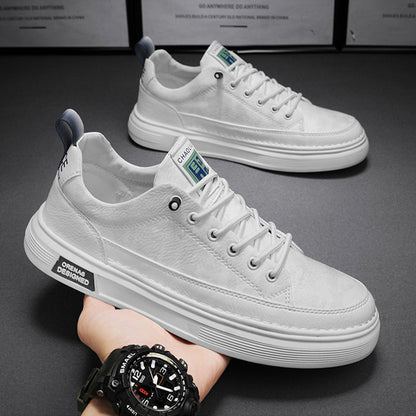 Scarpe da ginnastica bianche su sfondo grigio, design moderno, suola spessa, dettagli neri, perfette per moda casual e streetwear.
