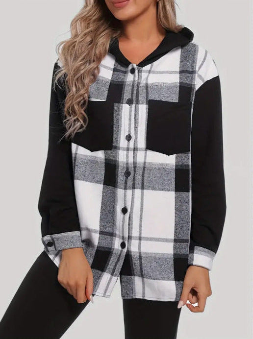 Donna con camicia a quadri bianco e nero, maniche lunghe, cappuccio, capelli biondi ondulati. Moda casual autunnale, stile moderno.