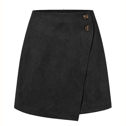 Gonna corta nera in tessuto scamosciato con design a portafoglio e due bottoni decorativi. Elegante e moderna, perfetta per look autunnali.