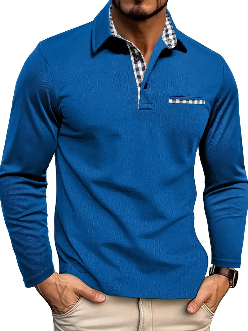 Maglia polo uomo blu con colletto a quadri, maniche lunghe, taschino decorativo, stile casual elegante, moda maschile autunno inverno.