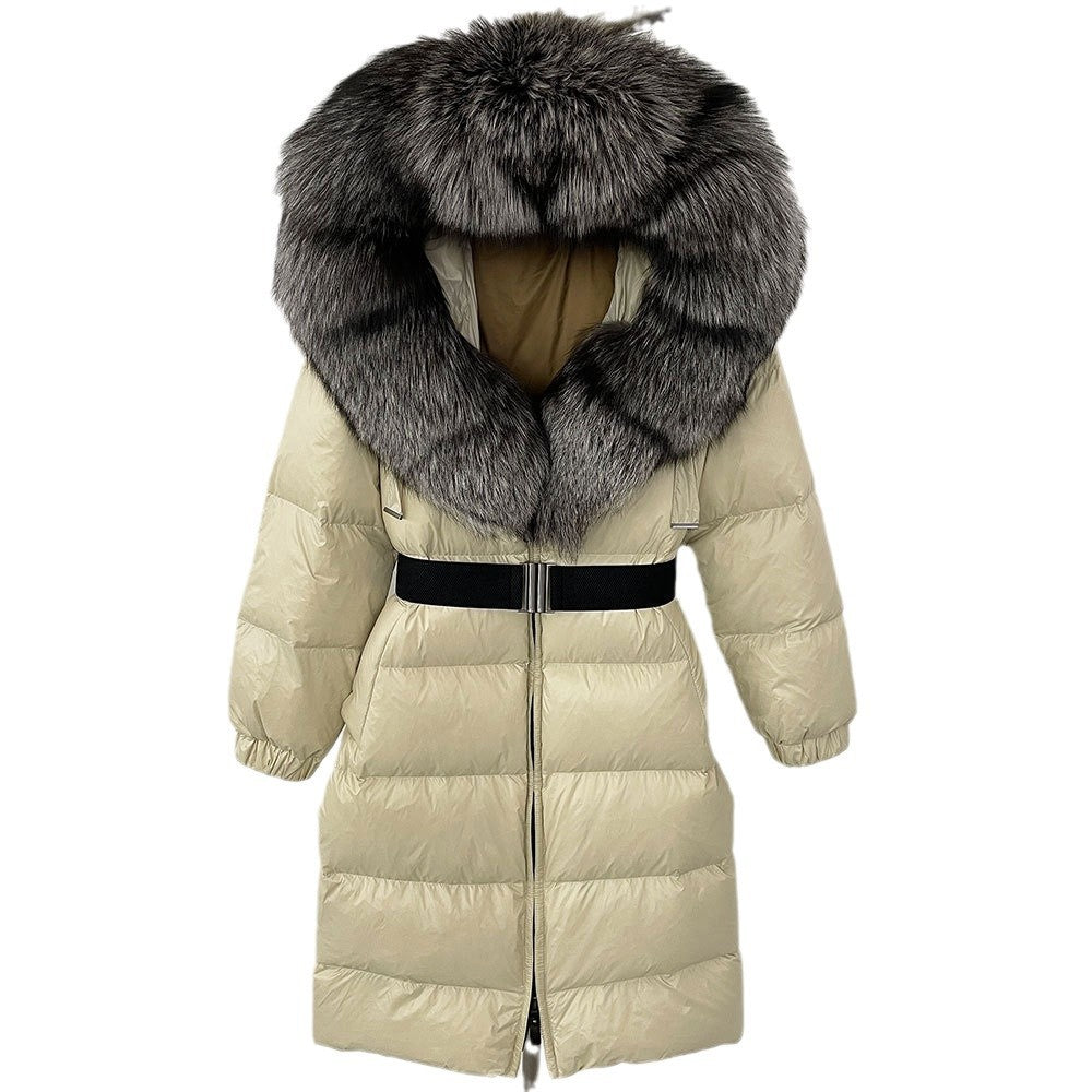 Cappotto invernale beige con cappuccio in pelliccia sintetica, imbottitura trapuntata, cintura nera. Elegante e caldo, ideale per l'inverno.