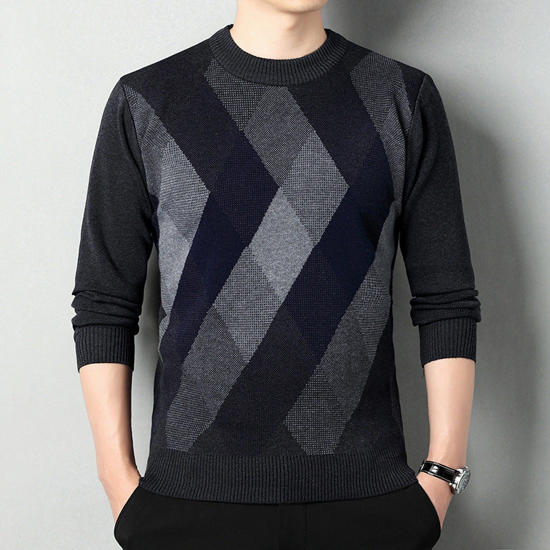 Maglione uomo a rombi grigio e blu, maniche lunghe, indossato da modello. Moda maschile elegante, abbigliamento autunnale, stile casual chic.