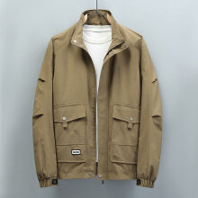 Giacca beige da uomo con cerniera, tasche frontali e colletto alto, appesa su gruccia. Moda casual, abbigliamento autunnale, stile elegante.