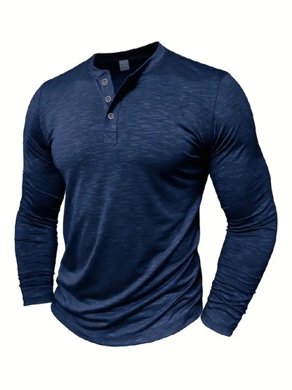 Maglia uomo blu scuro a maniche lunghe, stile Henley, con tre bottoni. Tessuto leggero e moderno, ideale per moda casual e abbigliamento autunnale.