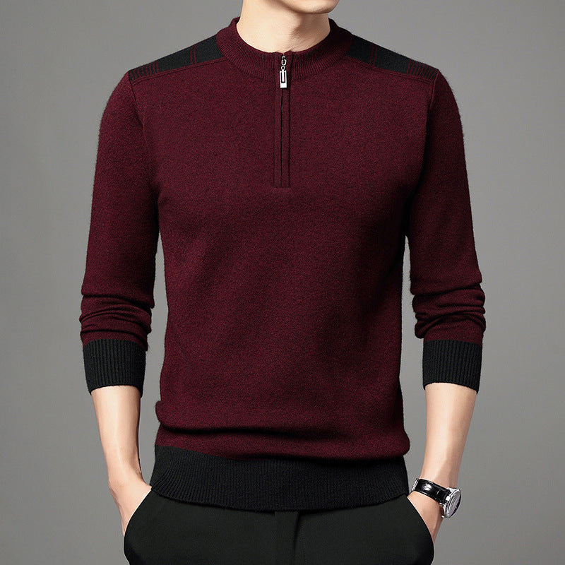 Maglione uomo bordeaux con zip corta, dettagli neri su spalle e polsini, indossato con pantaloni neri. Stile casual elegante, moda autunnale.