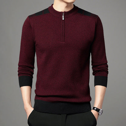Maglione uomo bordeaux con zip corta, dettagli neri su spalle e polsini, indossato con pantaloni neri. Stile casual elegante, moda autunnale.