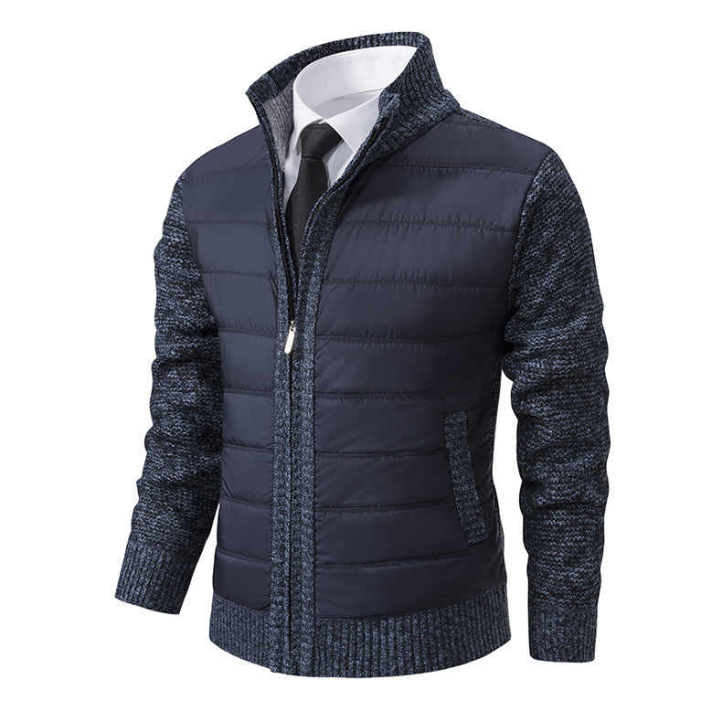 Giacca uomo blu scuro, imbottita, con maniche in maglia, zip frontale, colletto alto. Elegante e casual, ideale per l'inverno.