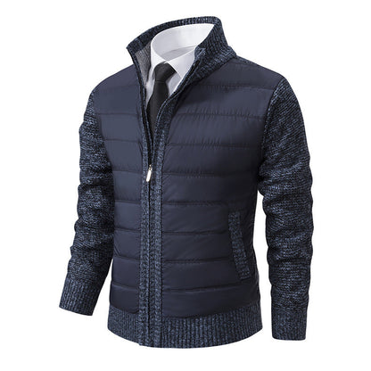 Giacca uomo blu scuro, imbottita, con maniche in maglia, zip frontale, colletto alto. Elegante e casual, ideale per l'inverno.