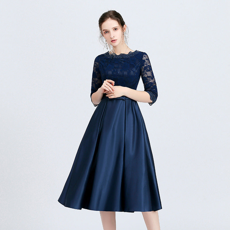Abito elegante blu scuro in pizzo e raso, maniche a tre quarti, lunghezza al ginocchio, perfetto per cerimonie e serate speciali.