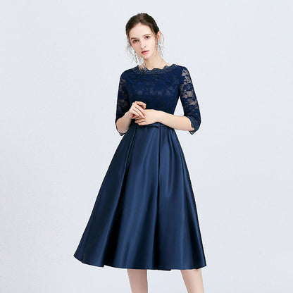 Abito elegante blu scuro in pizzo e raso, maniche a tre quarti, lunghezza al ginocchio, perfetto per cerimonie e serate speciali.