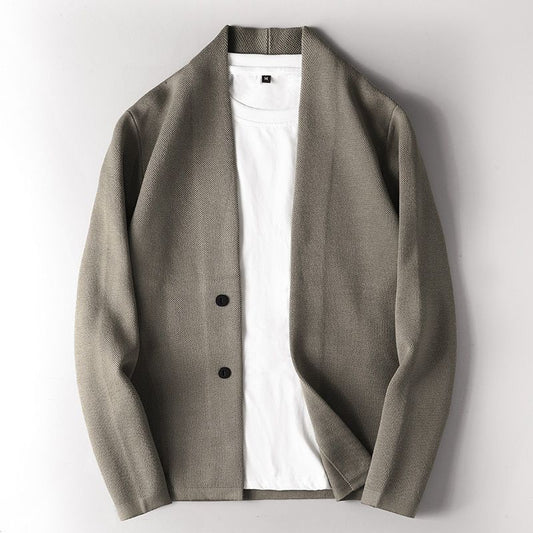 Cardigan grigio aperto su t-shirt bianca, moda uomo casual elegante, abbigliamento autunnale, stile minimalista, tessuto morbido e confortevole.