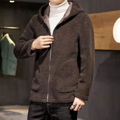 Giacca in pile marrone con cappuccio, indossata da uomo su dolcevita bianco. Moda invernale, abbigliamento casual, stile caldo e confortevole.