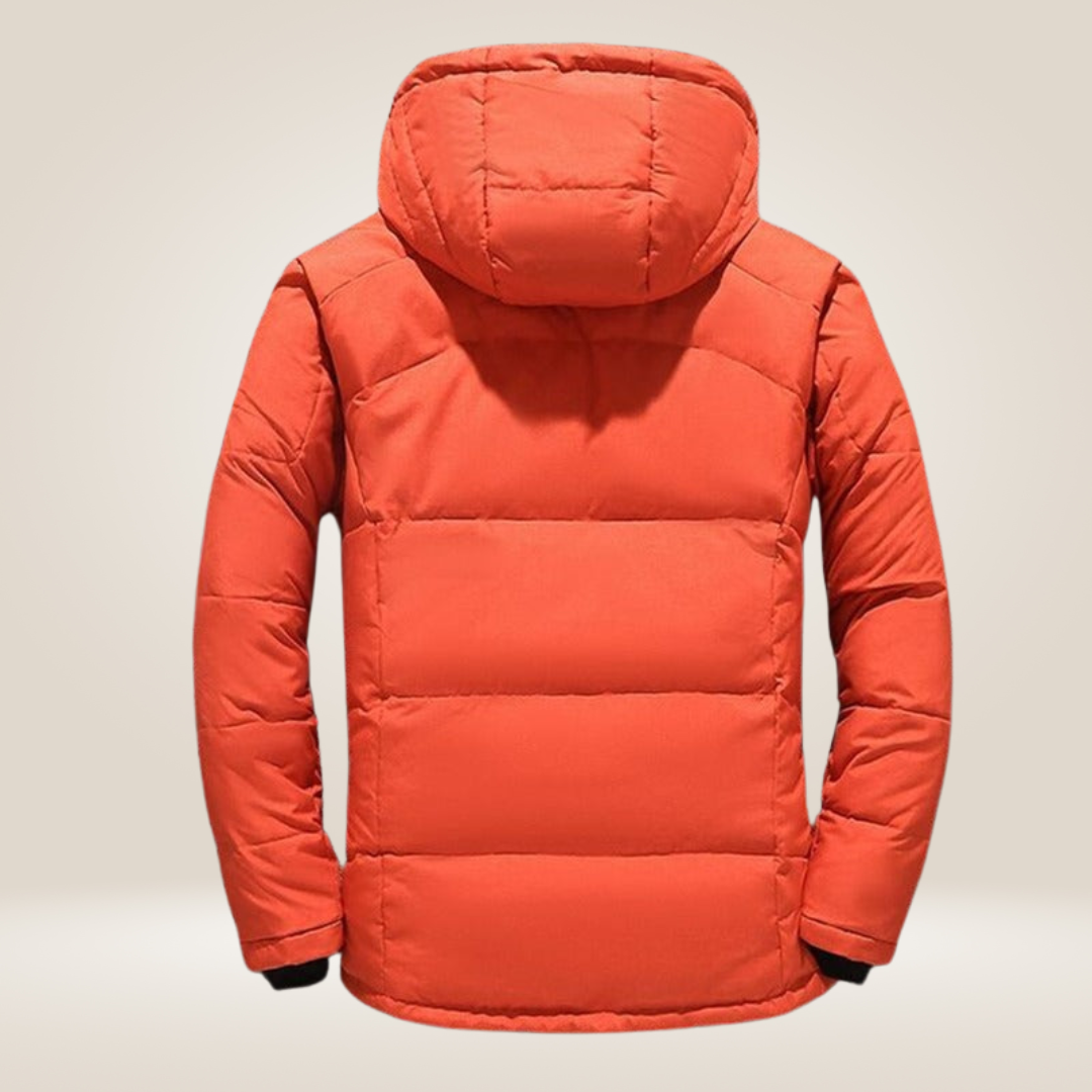 Giacca invernale arancione con cappuccio, imbottita e trapuntata, vista posteriore. Moda uomo, abbigliamento caldo, giacca casual.