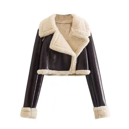 Giacca in pelle nera con fodera in pelliccia sintetica bianca, design corto, maniche lunghe, stile moderno e caldo, moda autunno inverno.
