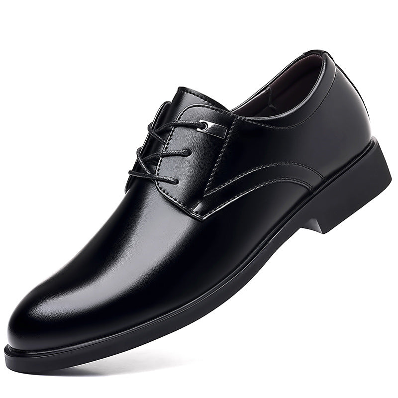 Scarpa elegante da uomo in pelle nera lucida, con lacci, suola robusta. Ideale per abbigliamento formale e occasioni speciali.