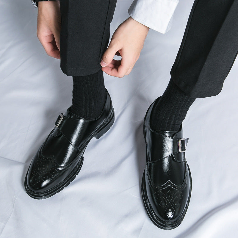 Scarpe eleganti nere in pelle con fibbia, indossate con calzini neri e pantaloni scuri. Stile classico maschile, moda formale.