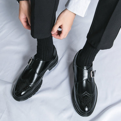 Scarpe eleganti nere in pelle con fibbia, indossate con calzini neri e pantaloni scuri. Stile classico maschile, moda formale.