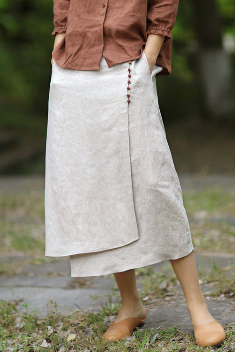 Gonna lunga beige in lino con bottoni decorativi, indossata con camicia marrone. Moda donna, abbigliamento estivo elegante e casual.