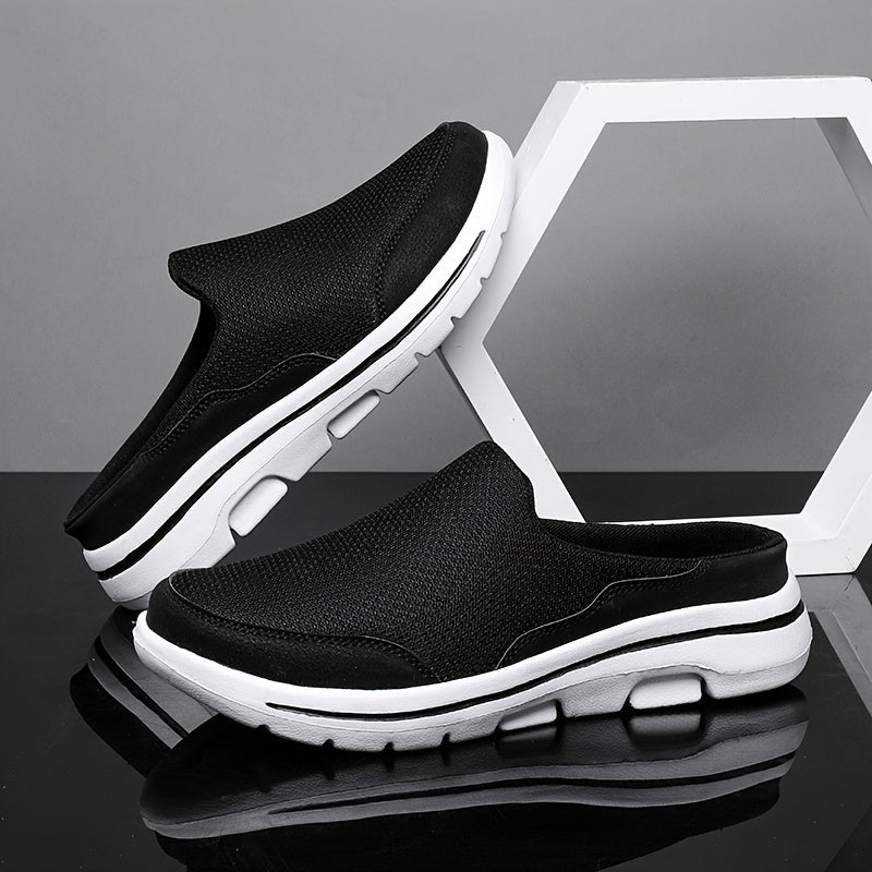 Scarpe slip-on nere da uomo con suola bianca, design sportivo e traspirante, posizionate su sfondo grigio con elemento geometrico bianco.