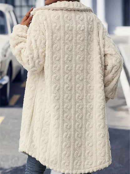 Cappotto in pelliccia sintetica bianca, texture a motivi, indossato all'aperto. Moda invernale, abbigliamento caldo, stile casual elegante.