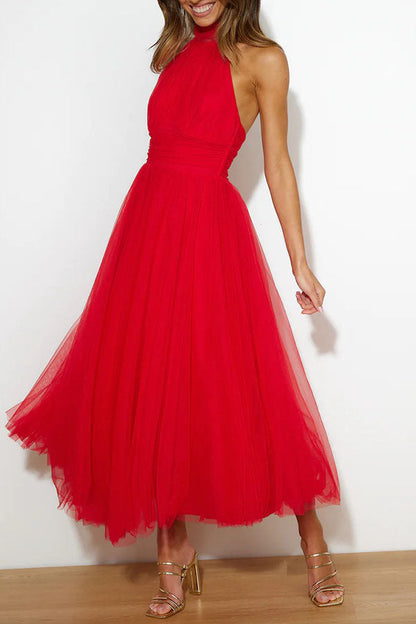 Abito rosso elegante in tulle, lunghezza midi, senza maniche, con scollo all'americana. Perfetto per eventi serali e cerimonie.